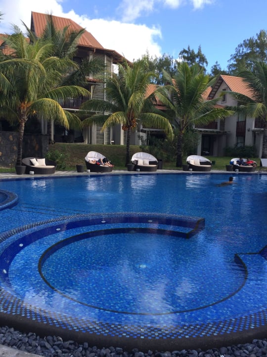 Grosser Pool Crystals Beach Resort Belle Mare, a member of Radisson Individuals