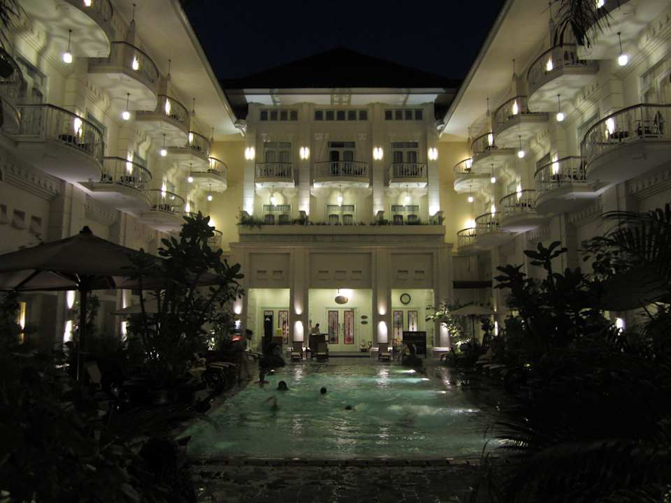 Der wunderschöne Swimmingpool The Phoenix Hotel Yogyakarta