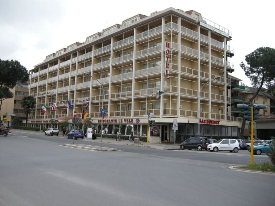 Вид со стороны станции метро Hotel American Palace Eur