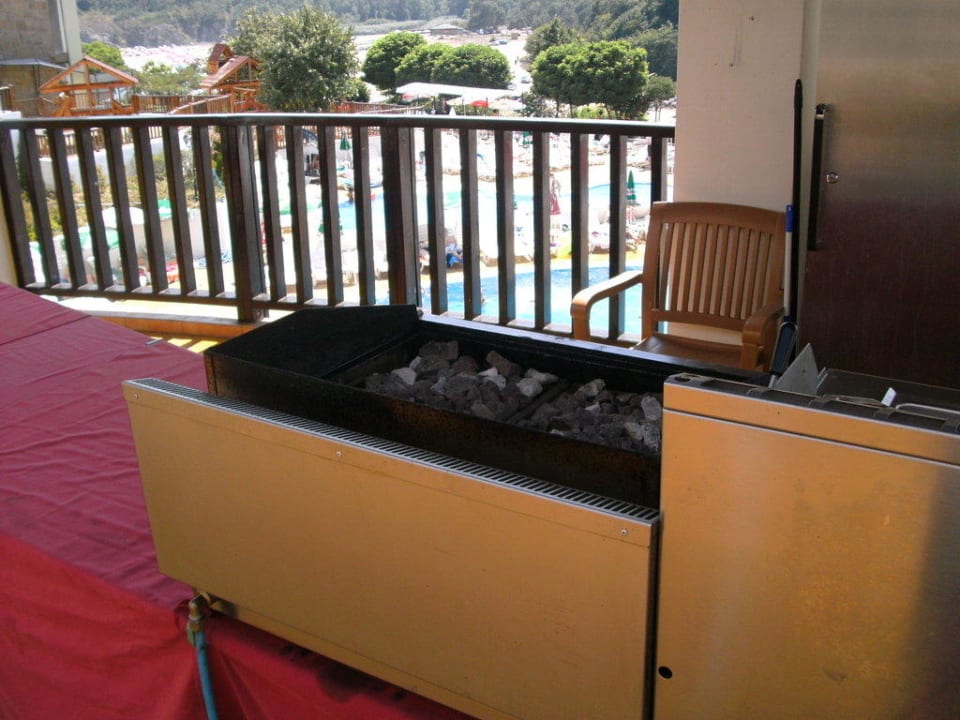 Öl tropft aus Grill auf Tischdecke Bella Vista Beach Club