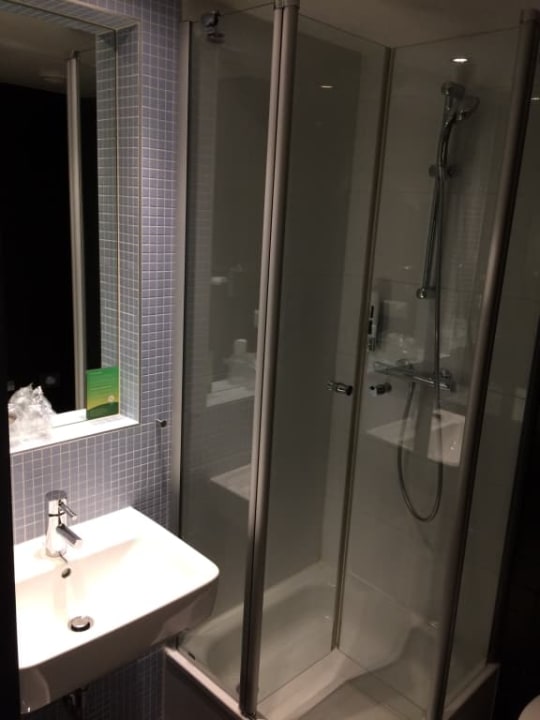 Łazienka w pokóju dwuosobowym typu standard MEININGER Hotel Berlin Airport