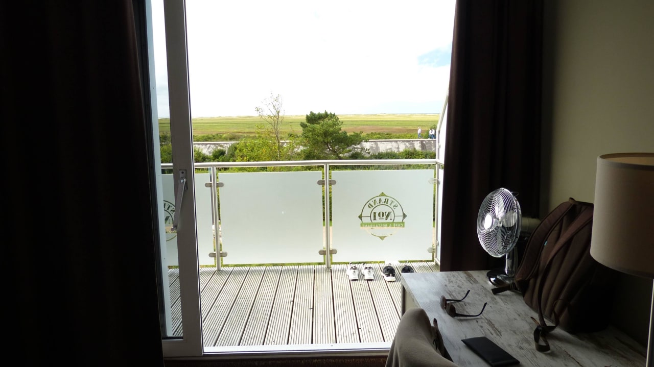 Blick vom Zimmer auf den Balkon Hotel Strand No.1