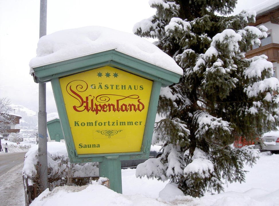 Einfahrt Gästehaus Alpenland Gästehaus Alpenland