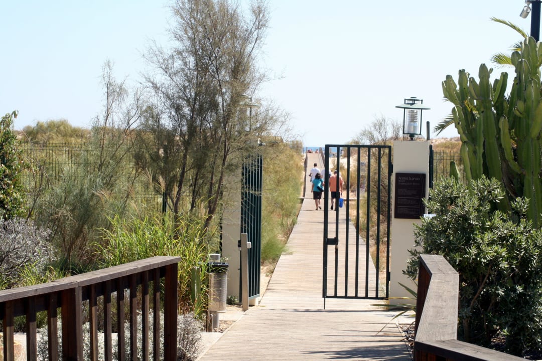 Ausgang zum Strand Ozadi Altura Beach Resort