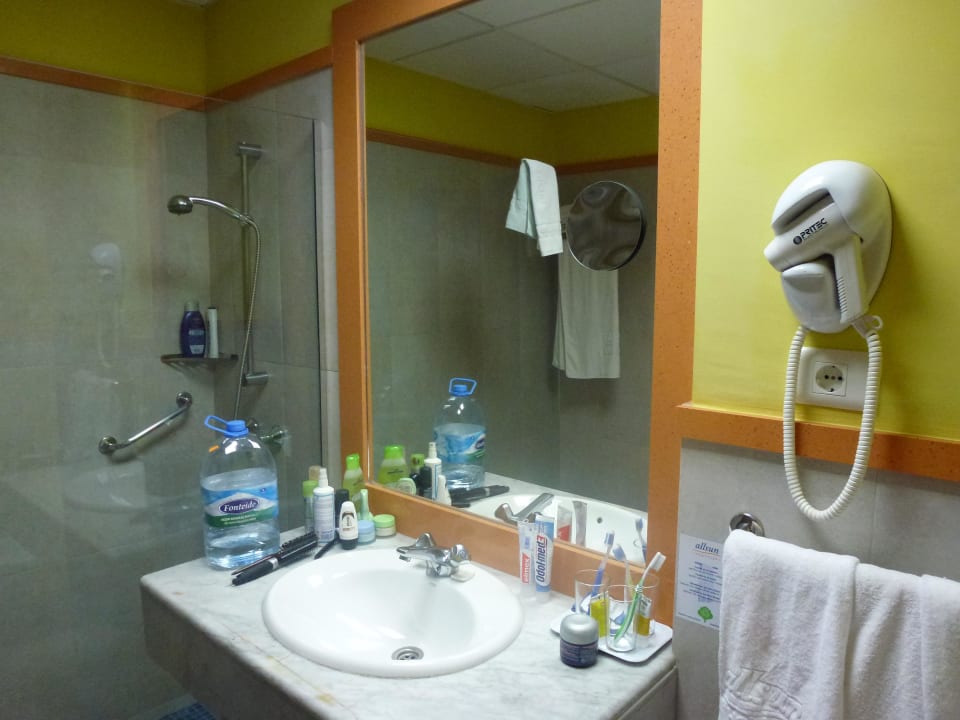 Badezimmer-Ausstattung allsun Hotel Lucana