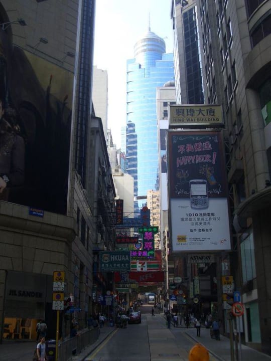 Blick auf das Hotel von Lan Kwai Fong aus Hotel LKF By Rhombus