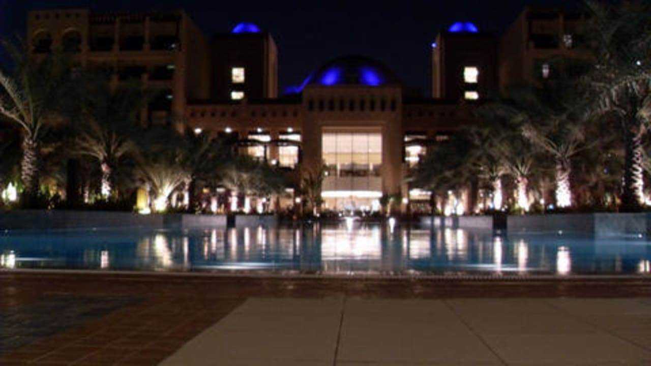 Poolanlage bei Nacht Rixos Al Mairid Ras Al Khaimah