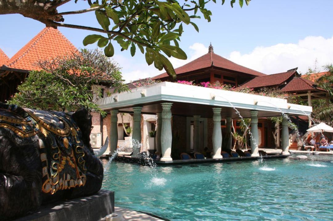 Großer Pool mit Swim-up Bar Puri Santrian