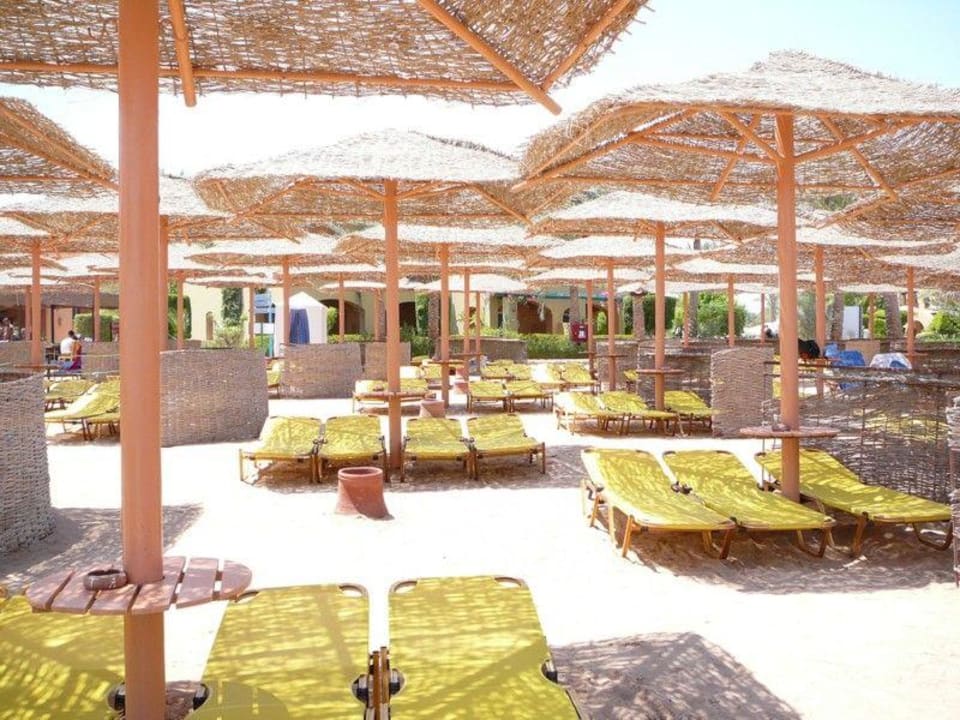 Liegen am Strand Hotel JAZ Makadi Star & Spa