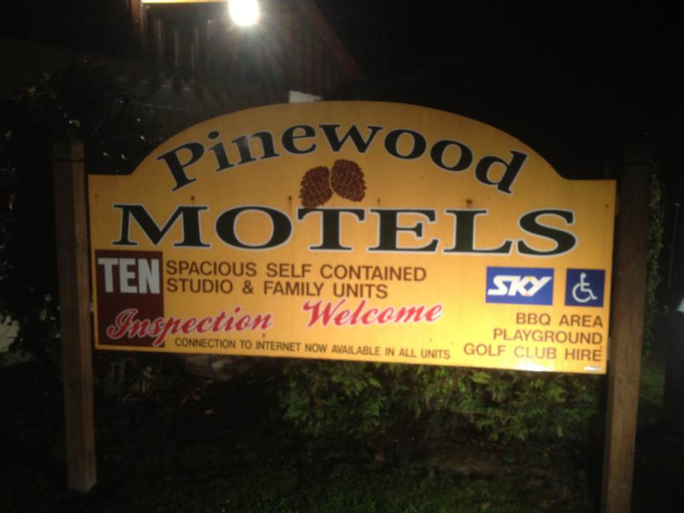 Einfahrt Motel Pinewood