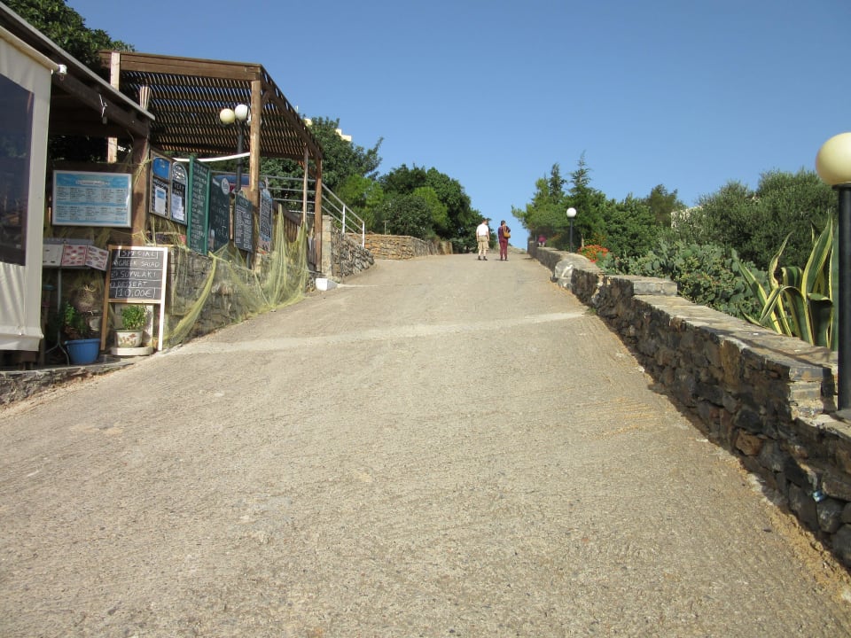 Steiler Weg in der Anlage durch Treppen zu umgehen Elounda Residence Resort & Waterpark