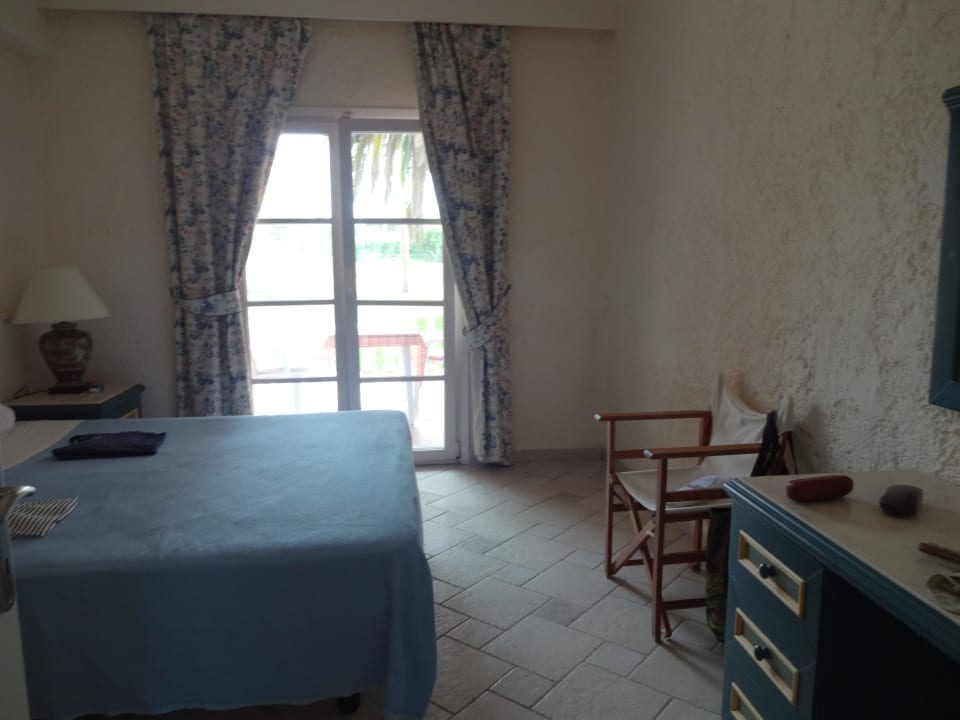 1. Schlafzimmer mit Tür zur Terrasse St. George's Bay Country Club
