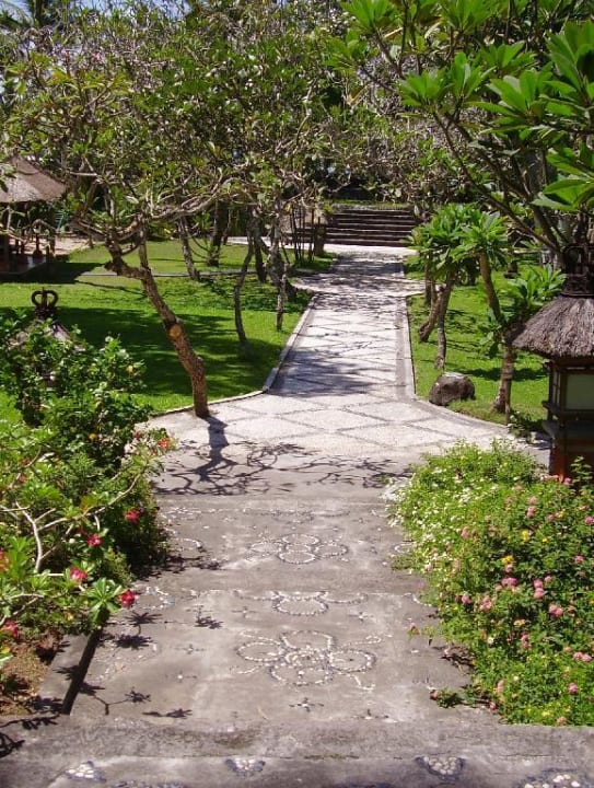 auf dem Weg zum Frühstück und Strand Segara Village Hotel