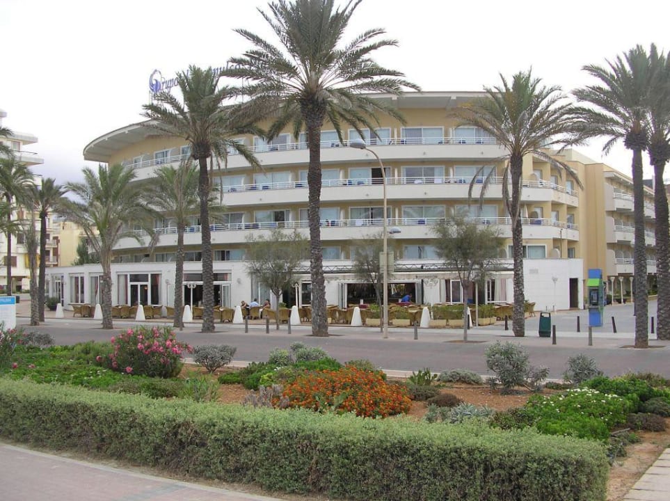 Hotel von der Promenade aus gesehen Grupotel Acapulco Playa - Adults Only