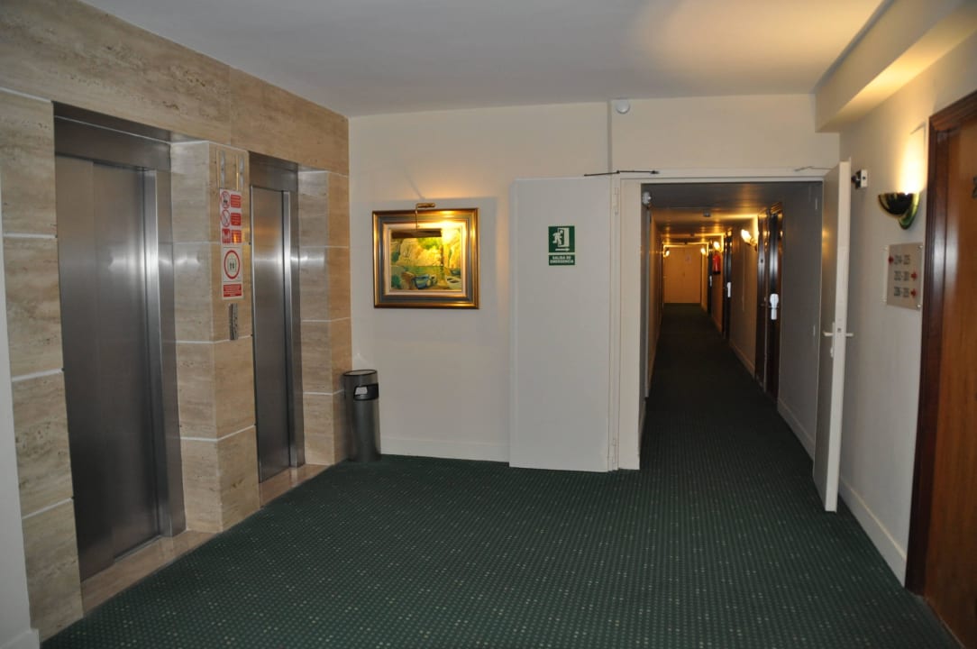 Innenbereich mit Fahrstühlen Minura Cala Galdana & Apartamentos d'Aljandartos d'Aljandar