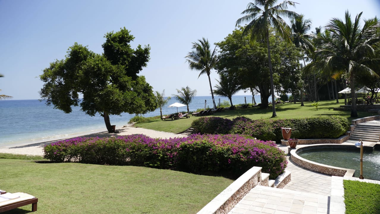 Öffnung des Gartens zum Strand Hotel The Oberoi Lombok