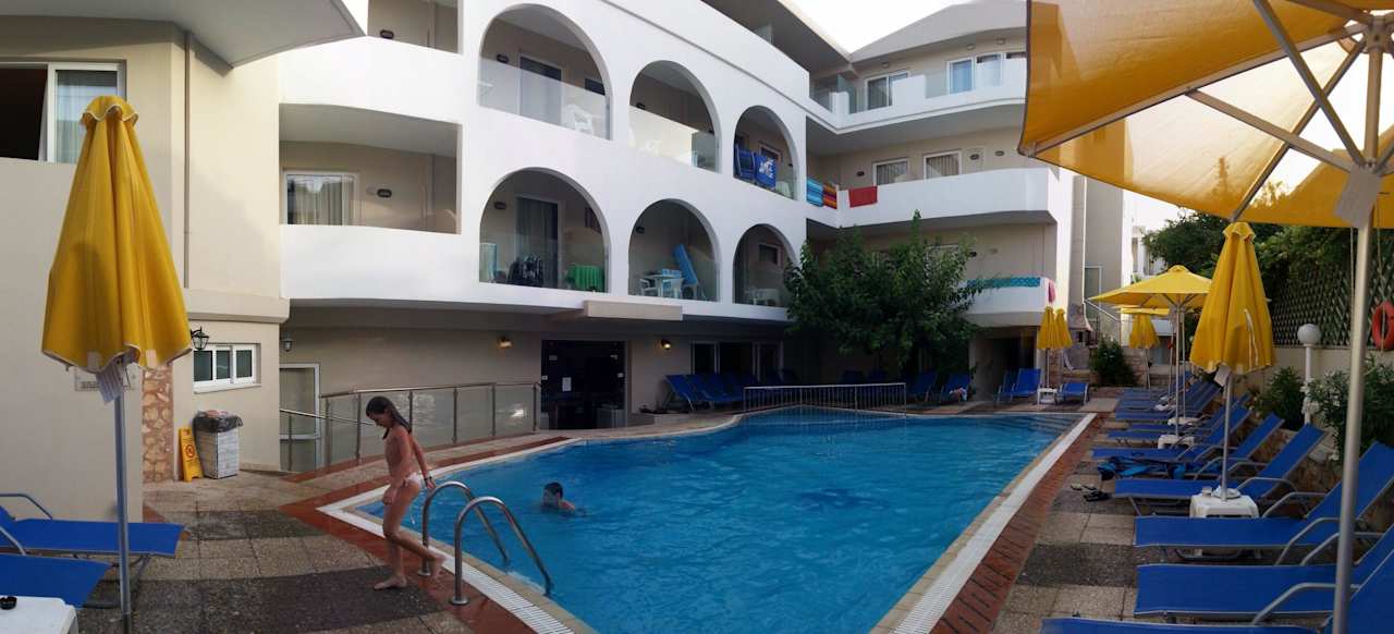 Unten das Restaurant, oben Zimmer Dimitrios Beach Hotel