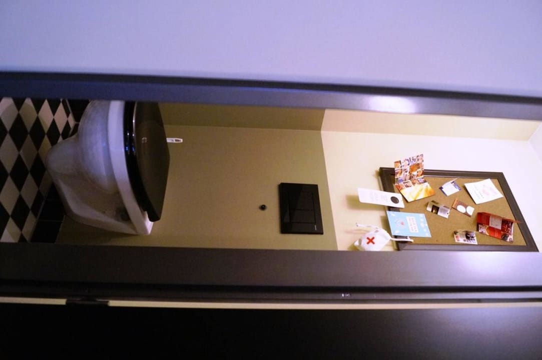 Getrennte Toilette mit Pinnwand Henri Hotel Hamburg Downtown