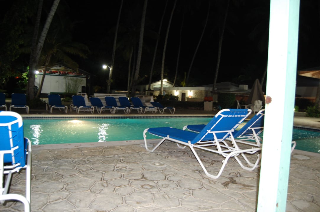 Kleiner Pool mit Liegen whala!boca chica