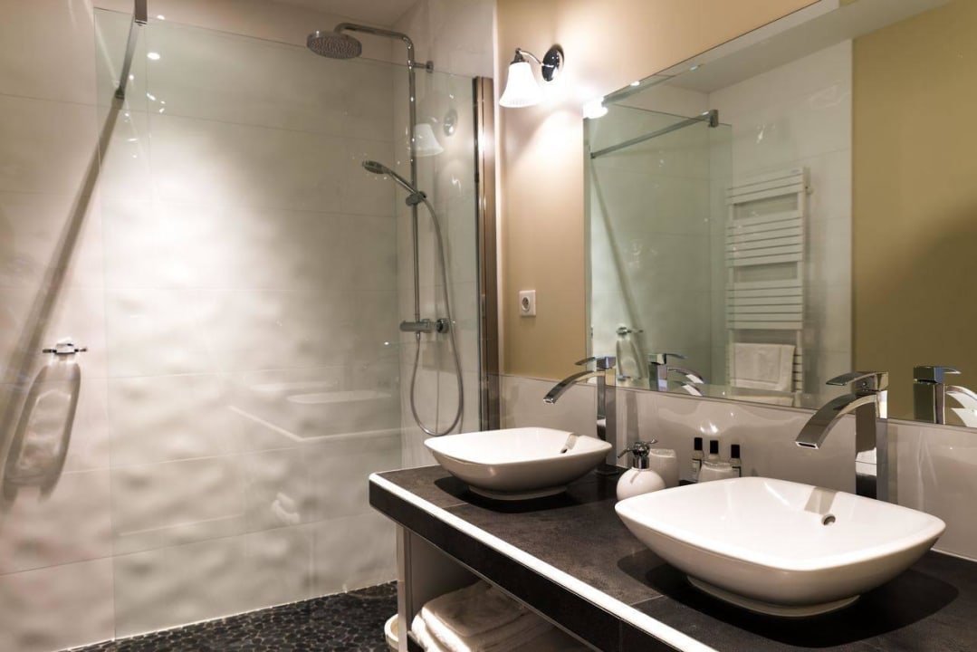 Bedroom Deluxe Adélaïde's Bathroom B&B Manoir d'Astrée Bordeaux Saint Emilion