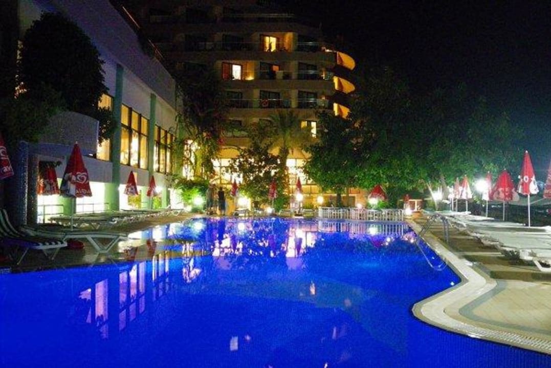 Abends und Nachts ist der Pool gesperrt Aska Hotel Just in Beach