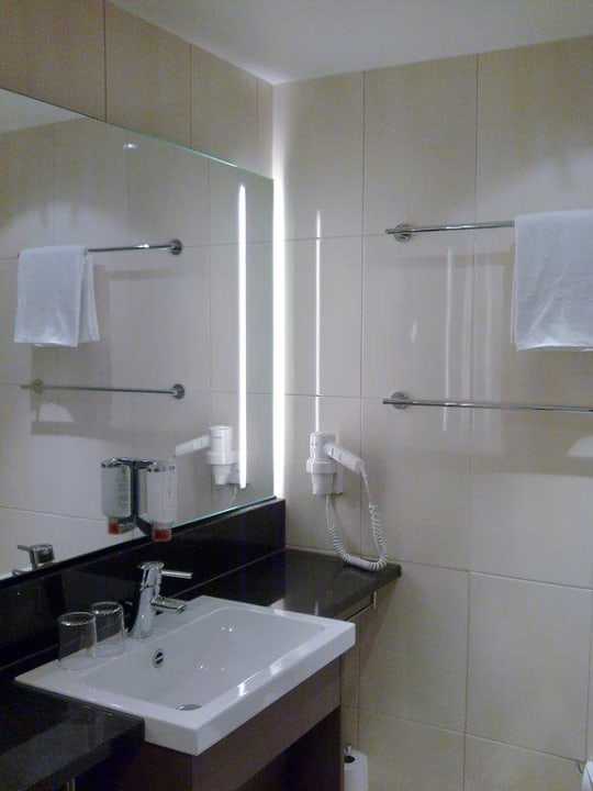 Seitliches Blick in das Bad IntercityHotel Mainz