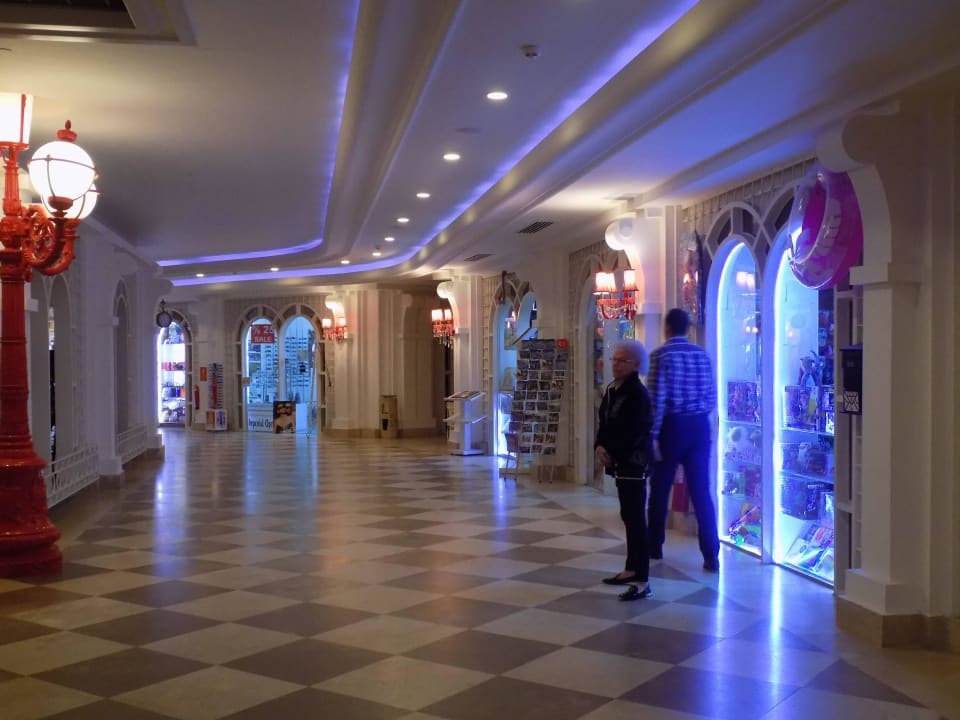 Ladenstrasse mit kleinen Geschäften Hotel Delphin Imperial