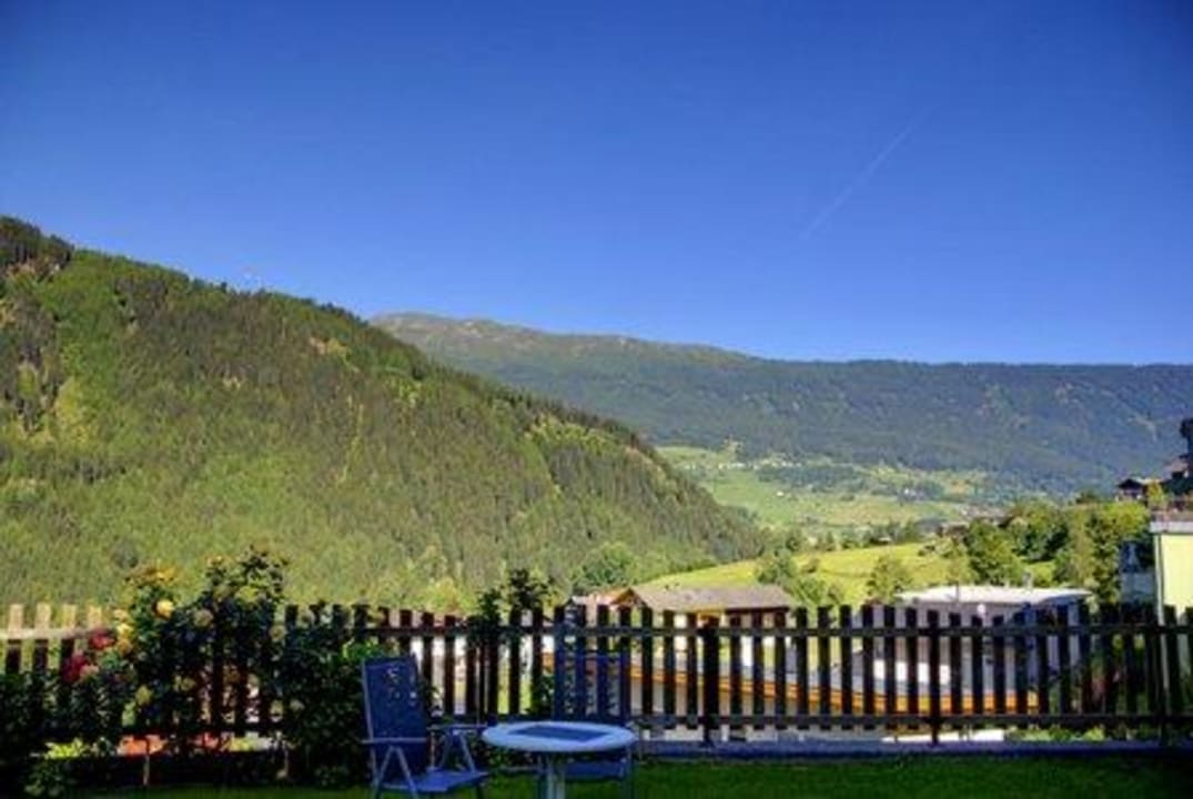Blick Richtung Venet, Abendstimmung vom Garten aus Ferienwohnungen Gschlössle