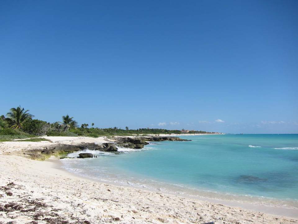 Der wunderschöne Strand neben dem Hotel Sandos Playacar Beach Resort