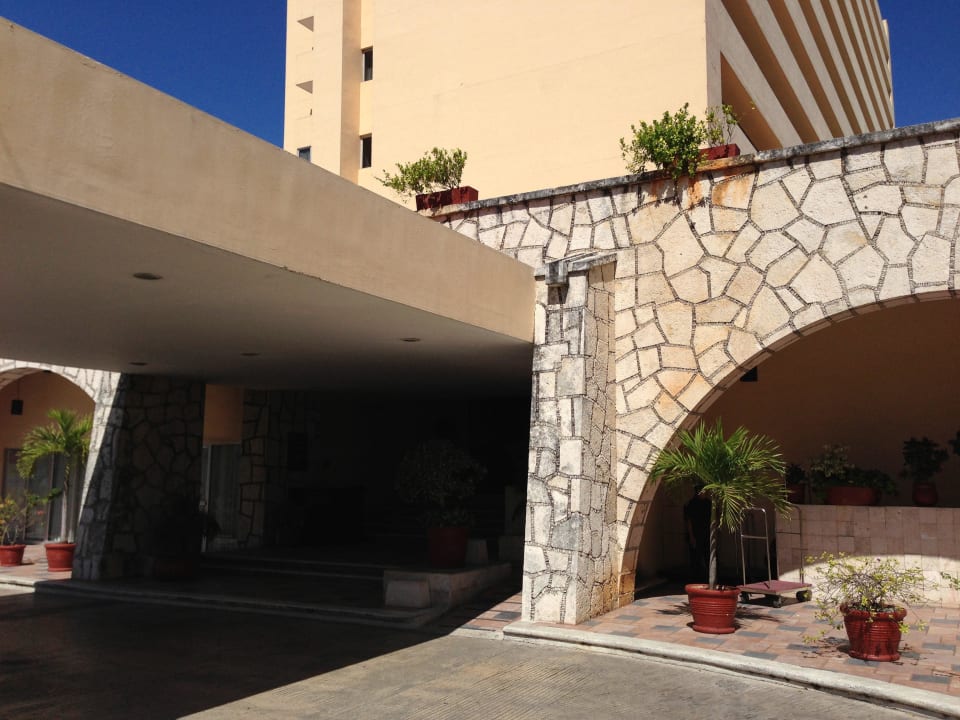 Vor dem Eingang Gamma by Fiesta Inn Mérida El Castellano
