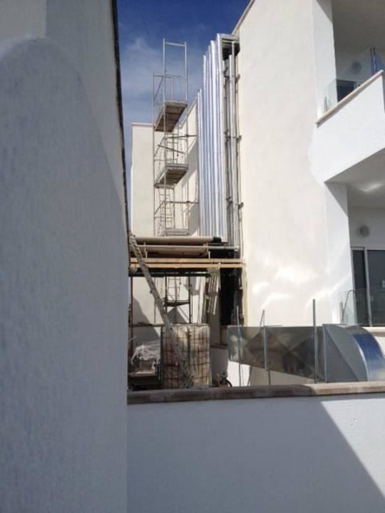 Baustelle auf Nachbarterrasse Grupotel Acapulco Playa - Adults only