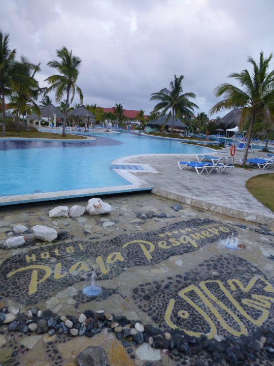 Pool mit Hotellogo Hotel Playa Pesquero
