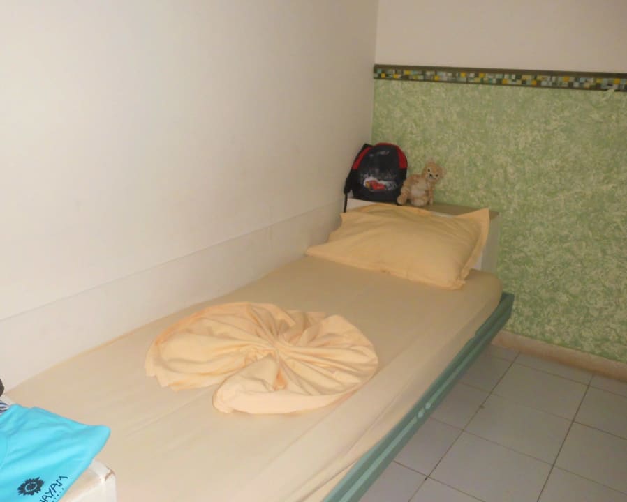 Kinderbett im Dreibettzimmer Omar Khayam Resort & Aquapark