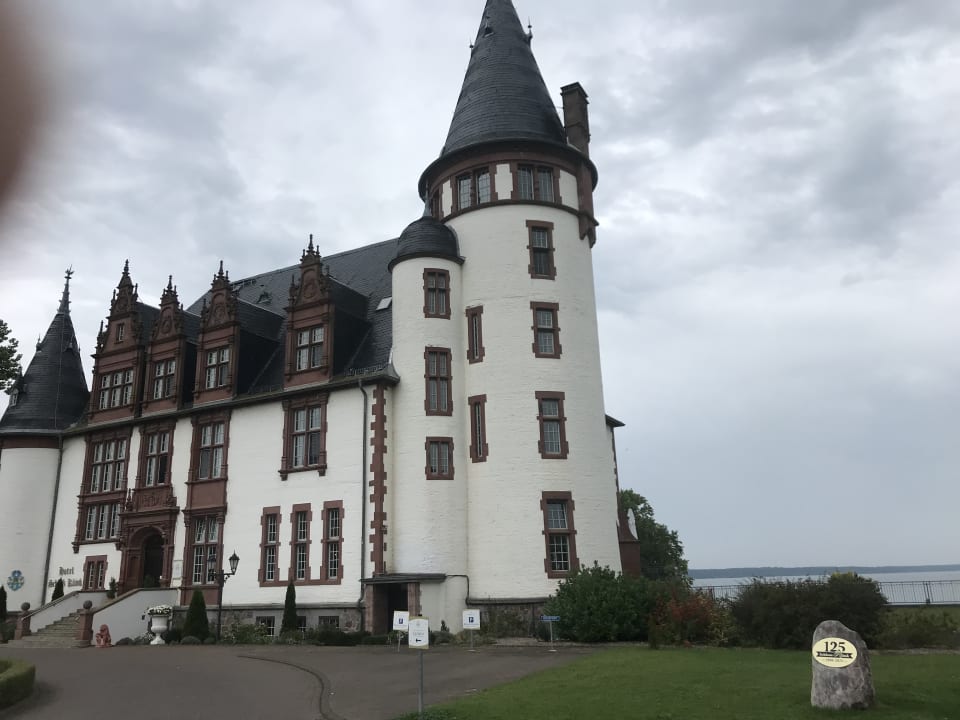 Außenansicht Seehotel Schloss Klink