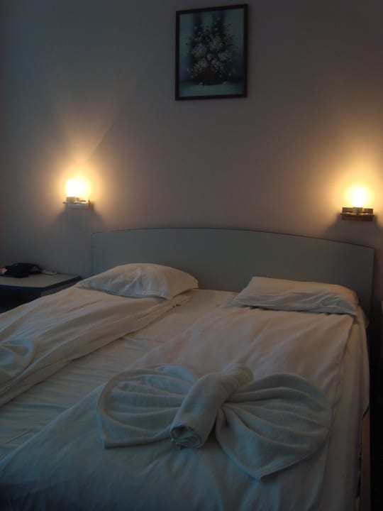 Sauberes Doppelbett mit Handtuch-Deko Hotel Sineva Beach