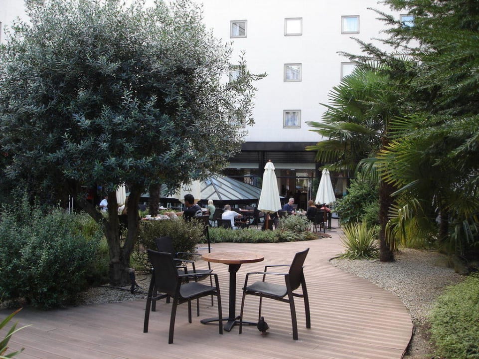 Teil des Innenhofes Hotel Oceania Paris Porte de Versailles