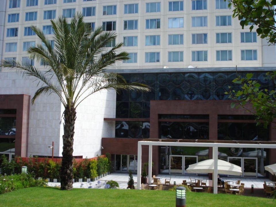 Terrasse und Grünfläche (Hotelrückseite) Corinthia Lisbon