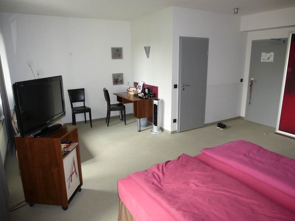 LCD, Sitzmöglichkeit+ Schlafmögl.(hinter LCD)  Auszeit Hotel Düsseldorf