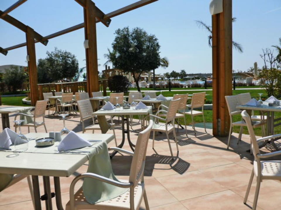 Terrasse extérieure du resto Hotel Baia Lara