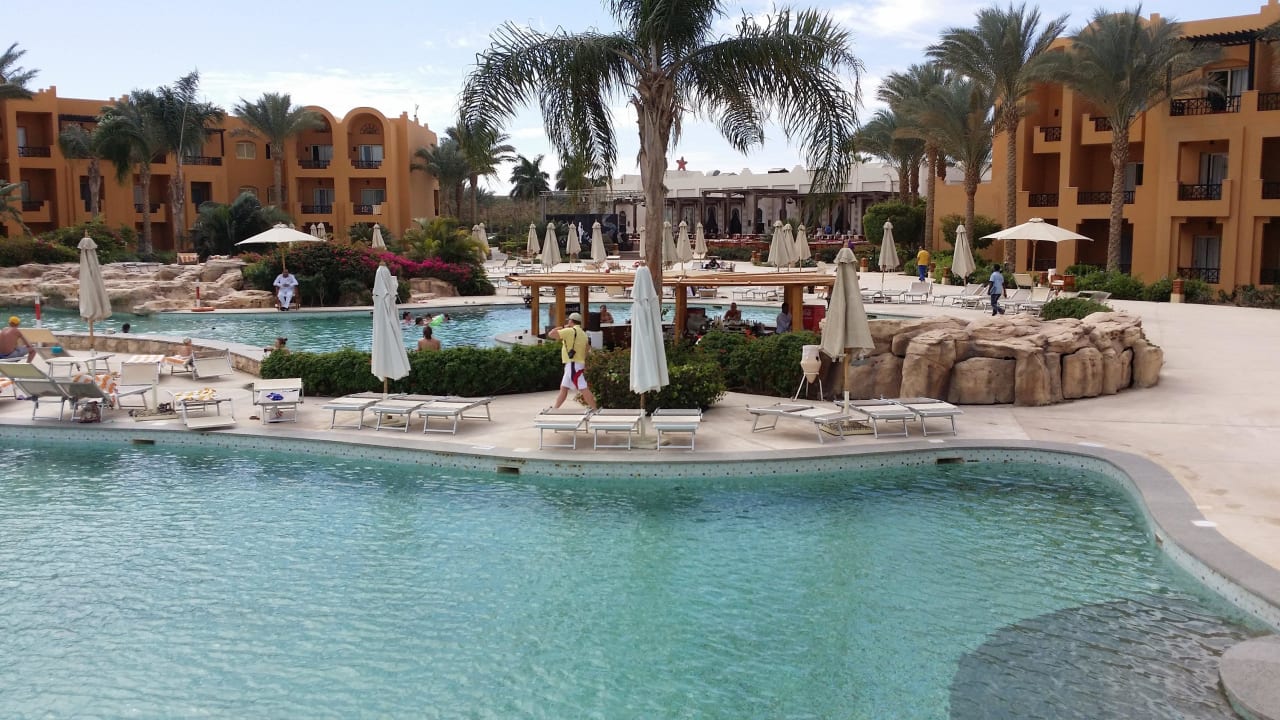 Blick über Poolanlage Richtung Restaurant Stella Beach Resort & Spa Makadi Bay