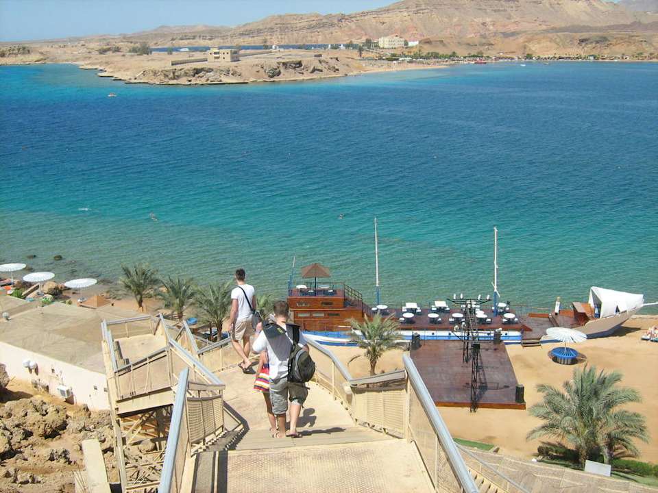 Schody na plażę, a dla leniwych- winda Albatros Sharm Resort