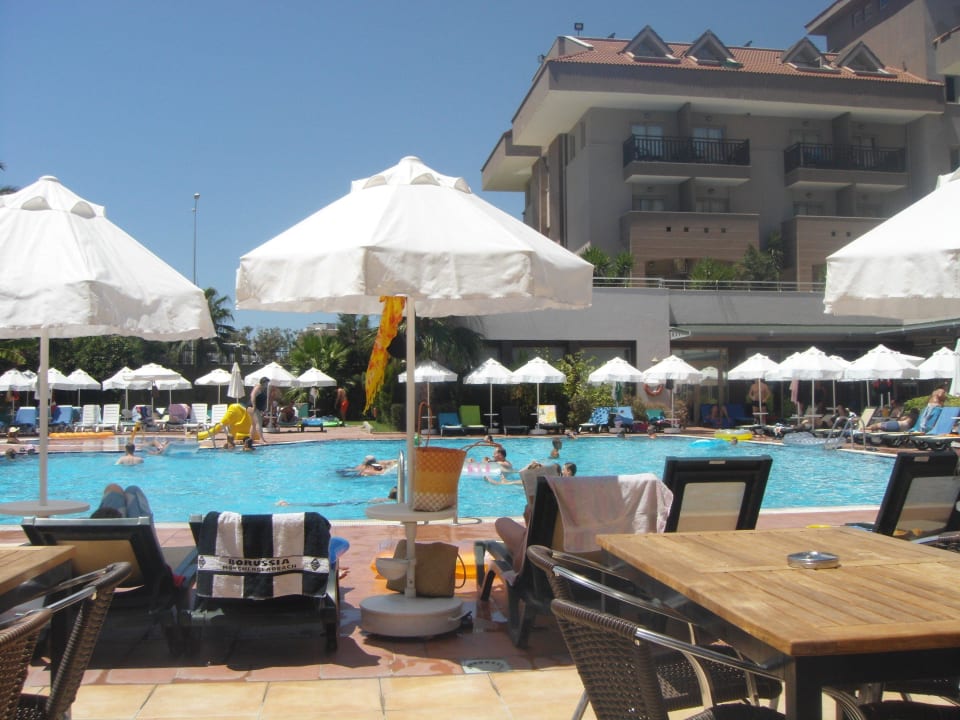 Ruhiger Pool beim Altbau Hane Family Resort