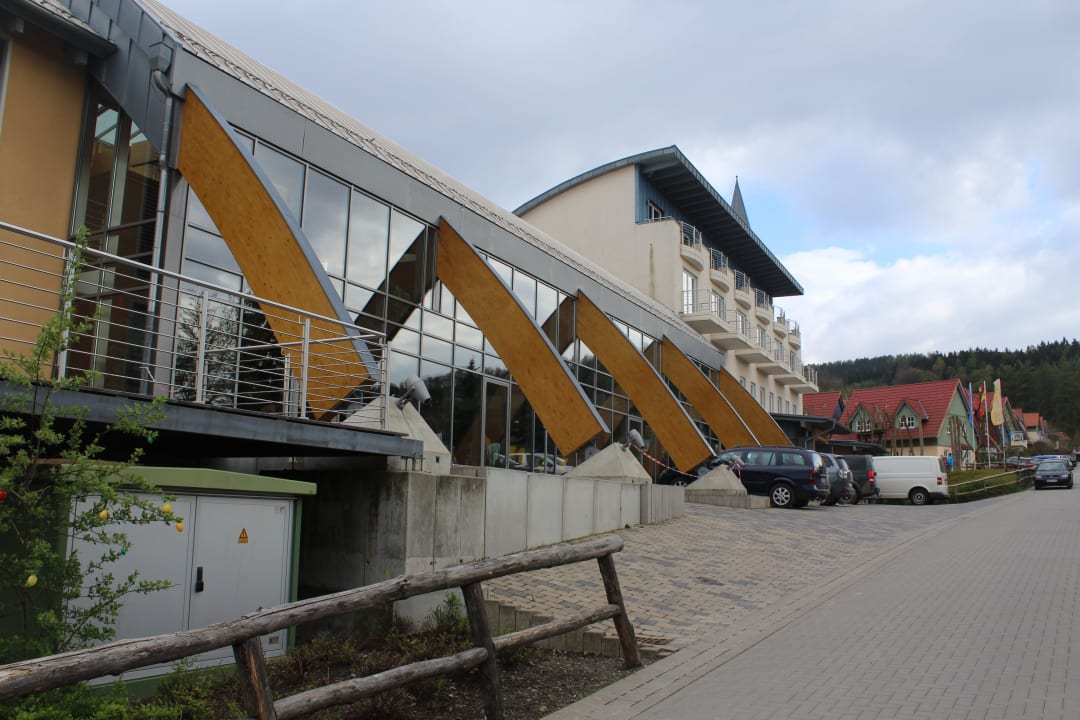 Blick von der Straße zum Hauphaus Hasseröder Ferienpark