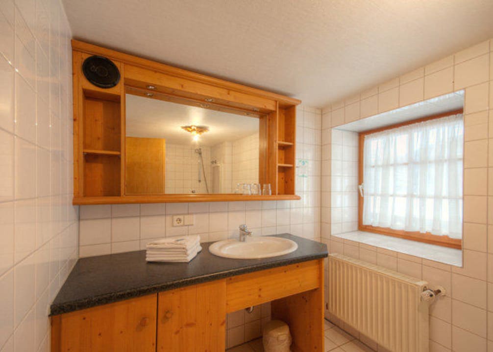 Wohnbeispiel modernes Badezimmer mit Dusche und WC Heizmannshof Hotel & Restaurant