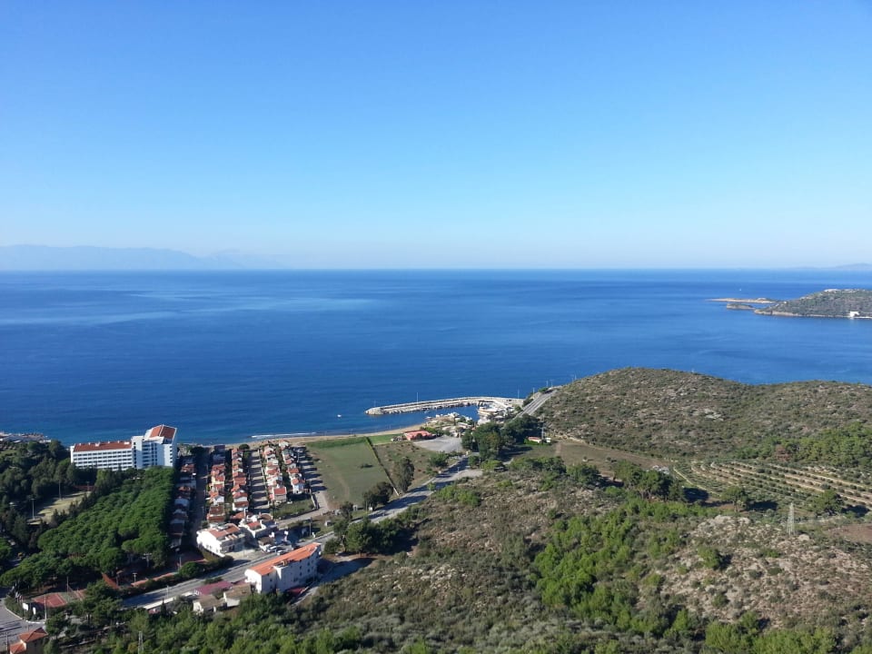 Hotel und Fischerhafen vom "Hausberg" aus. Hotel Grand Efe
