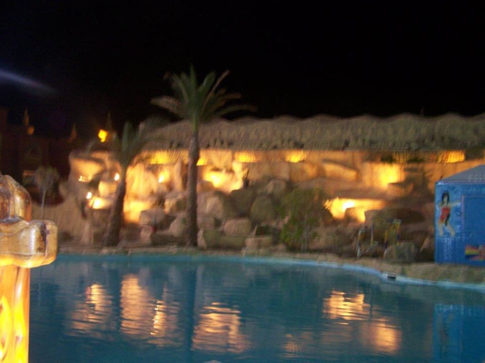 Basen nocą Pickalbatros Alf Leila Wa Leila Resort - Neverland Hurghada