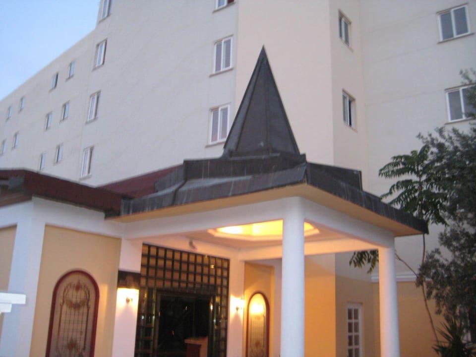 Вход в отель Hotel Golden Day