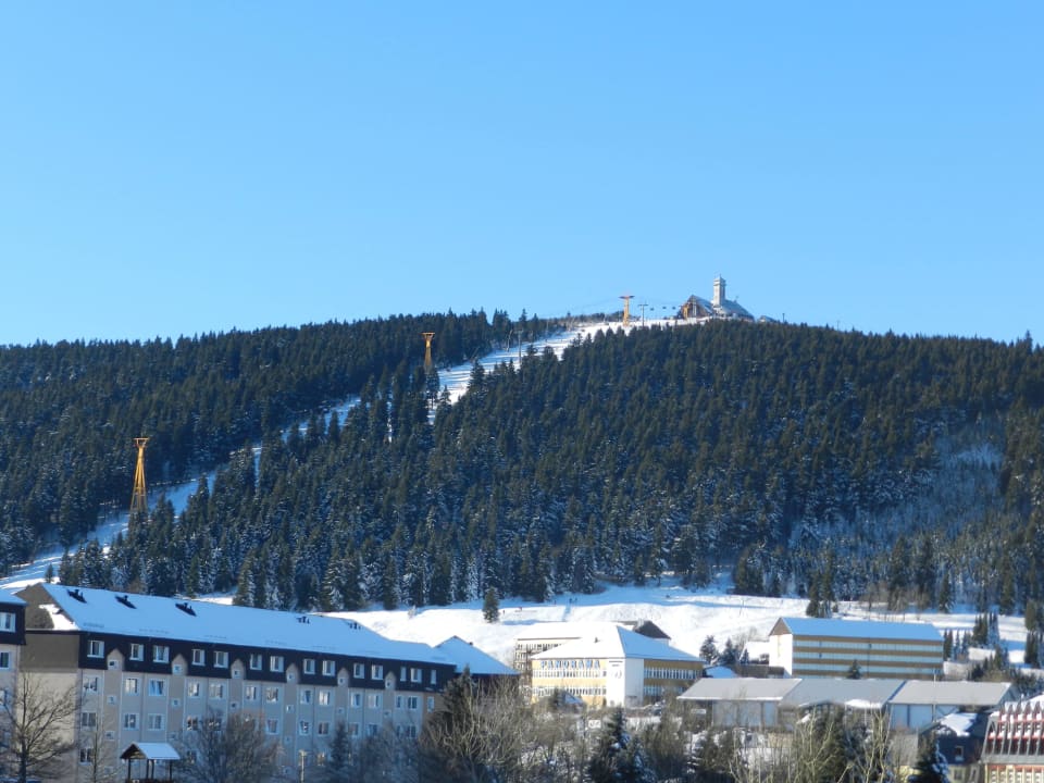 Blick aus der Panoramaetage zum Fichtelberg Elldus Resort - Familotel Erzgebirge
