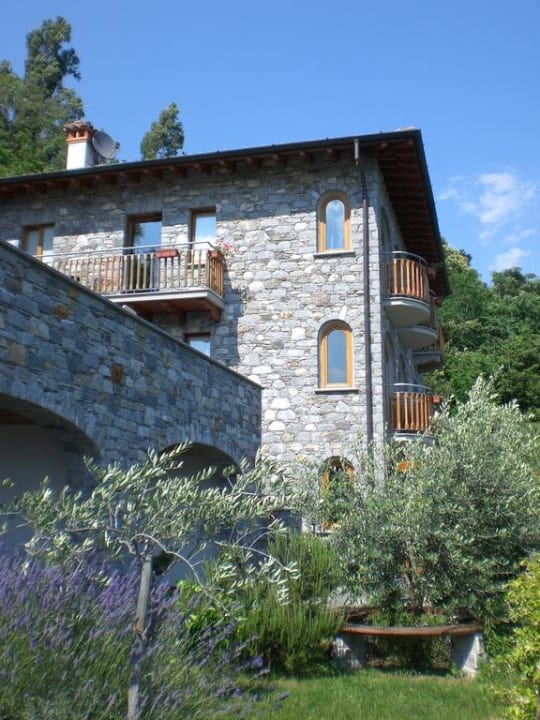 Haupthaus und Nebengebäude Villa Très Jolie