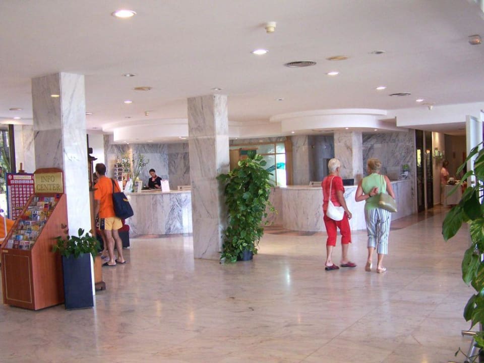 Blick in die Halle Hotel & Spa S'Entrador Playa